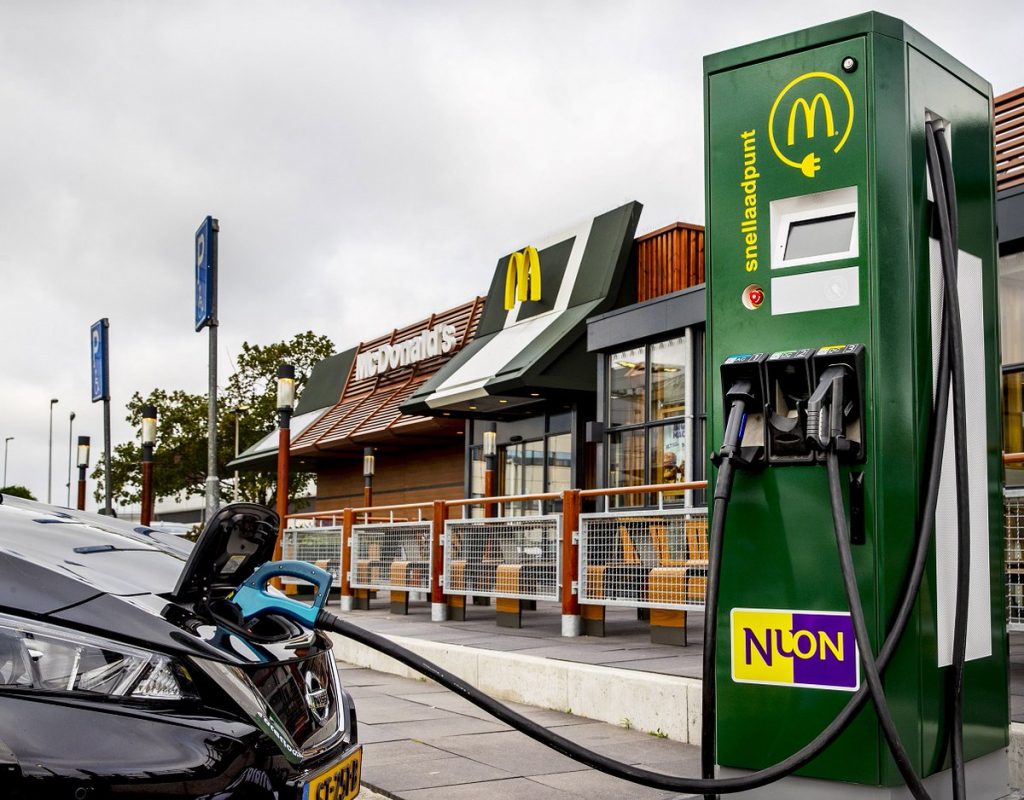 zuur Versterken Lee Nieuw netwerk snelladers bij wegrestaurants van McDonalds - Leaseblog.nl